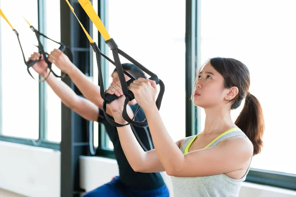 Charmig asiatisk flicka lära sig hårt träningspass — Stockfoto