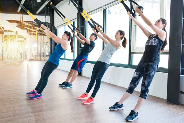 Groupe de fitness TRX suspension sangles entraînement — Photo