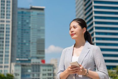 profesyonel iş kadını uzağa arıyorsunuz