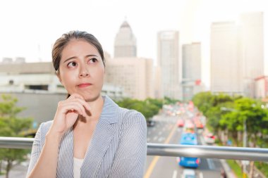 Güzel ofis kadın düşünün çözüm