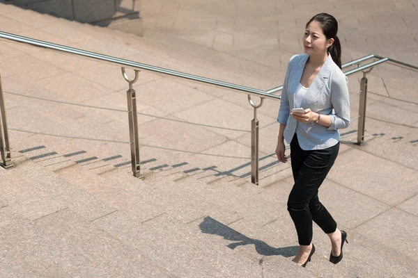 Mujer asiática lista para subir a las escaleras —  Fotos de Stock