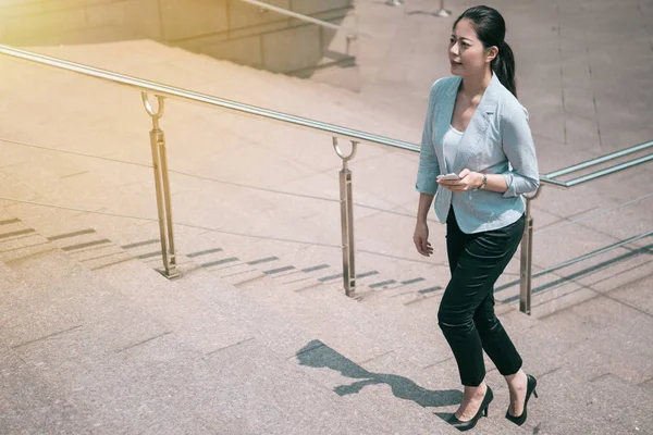 Señora de la oficina caminando por la escalera en el día del sol —  Fotos de Stock