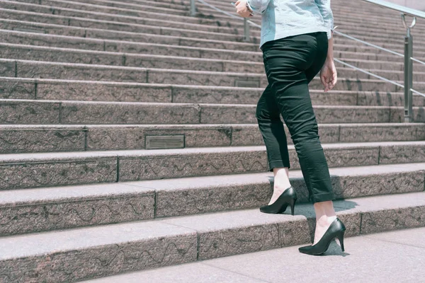 Pie pierna tacones altos mujer caminando por la escalera —  Fotos de Stock