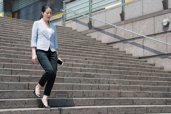 Mujer de negocios caminando por la escalera —  Fotos de Stock