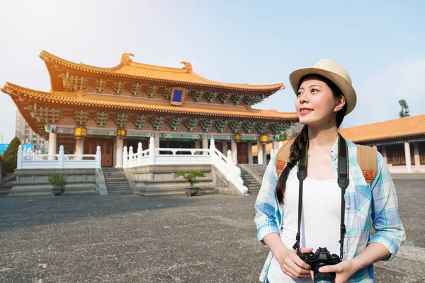 Mujer asiática visitando el templo de Confucio — Foto de Stock