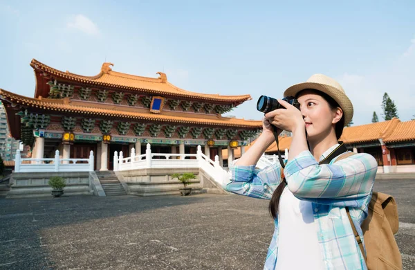 Asiático jovem mulher tirar a foto — Fotografia de Stock