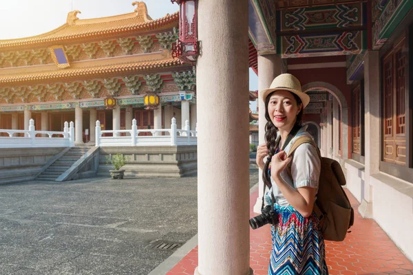 Asiático mulher turista ter diversão andando — Fotografia de Stock