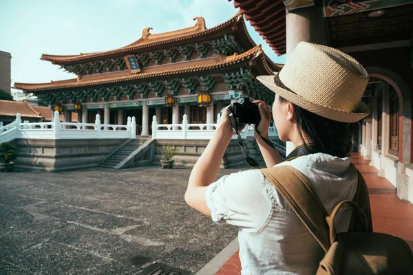 Женщина турист весело фотографировать — стоковое фото