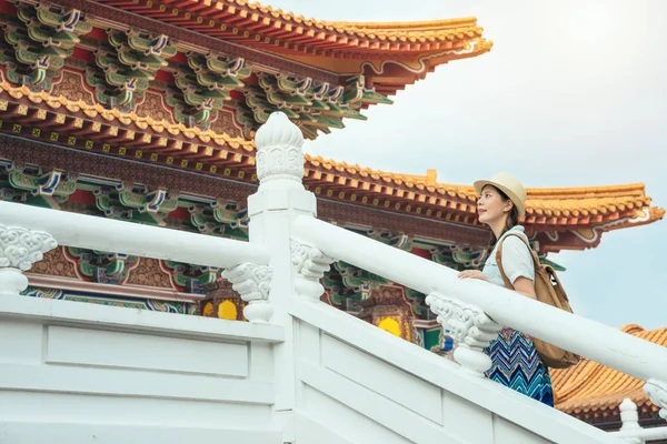 Mujer asiática caminando hasta el templo de visita — Foto de Stock