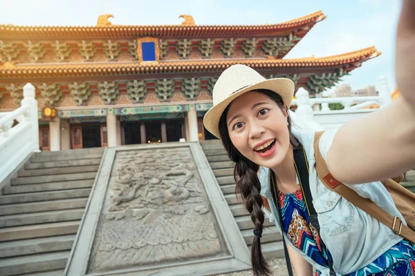 Happy Asian tourist taking a fun selfie — Stock Photo, Image