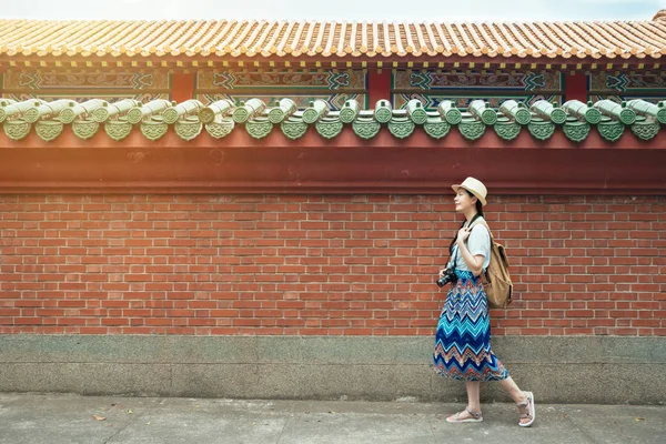 Γυναίκα που περπατά ichinese ναός κεραμιδί τοίχου — Φωτογραφία Αρχείου