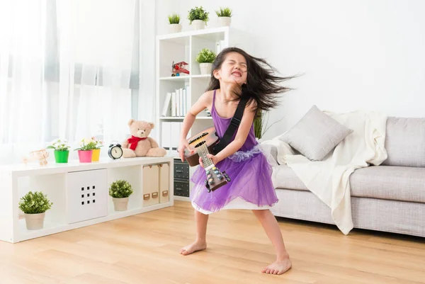 Meisje spelen gitaar zo hard. — Stockfoto