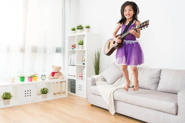 Mujer niña saltar en el sofá . — Foto de Stock