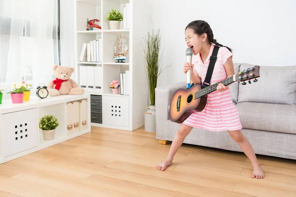 Meisje zingen en spelen. — Stockfoto