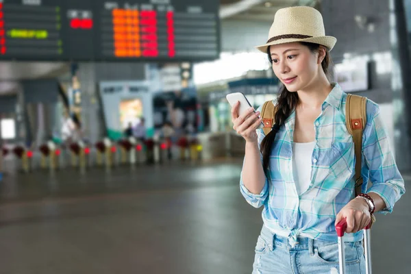 Kobieta podróż, czytanie wiadomości SMS — Zdjęcie stockowe