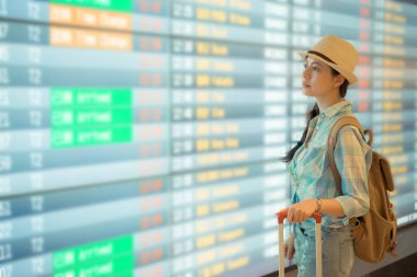 sırt çantası havaalanında kadınla