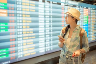 Havaalanında Smartphone kullanan güzel kadın