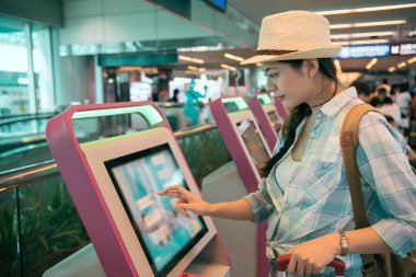 güzel kadın seyahat Self check-in kullanma
