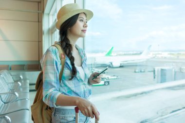 Havaalanı pencerede izlerken turizm