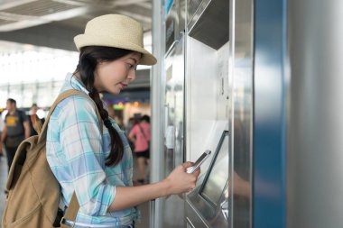 turist backpacker akıllı telefon kullanarak ödeme