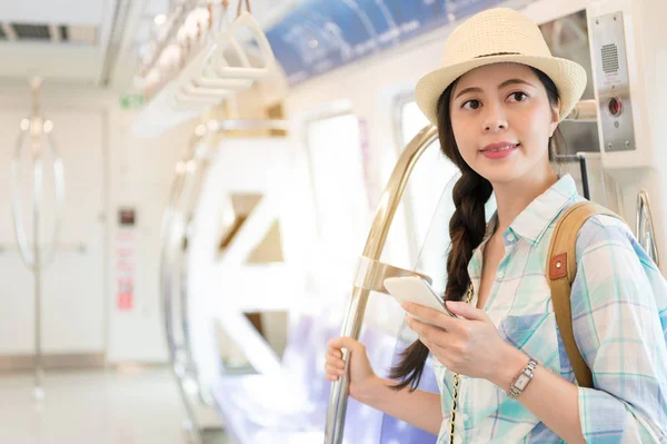 Piękna kobieta podróżować z metra mrt Taipei — Zdjęcie stockowe