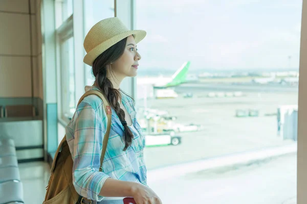 Туристическая бизнес-леди стоит с чемоданом — стоковое фото