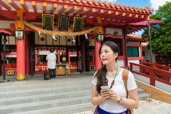 Naispuolinen matkustaja Naminoue-pyhäkössä, Japanissa — kuvapankkivalokuva