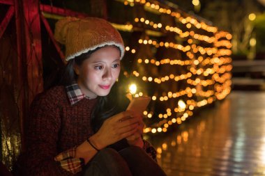 Asyalı kız işaret parmağı ekran telefon