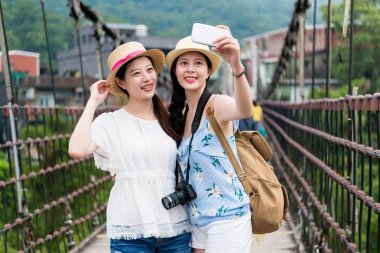 Selfie köprüde alarak backpackers