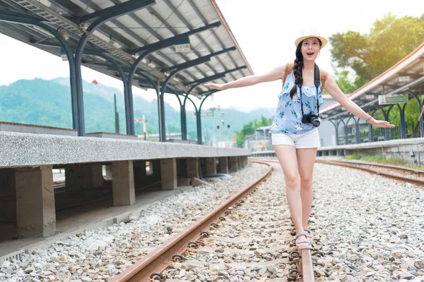 Chica caminando en la línea de ferrocarril — Foto de Stock