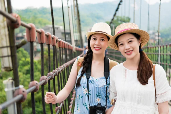 Mulheres em pé na ponte suspensa — Fotografia de Stock