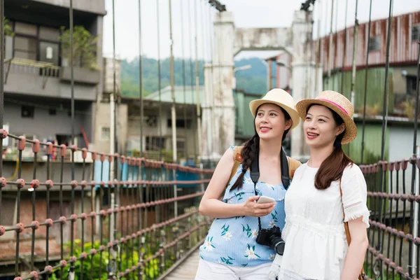 Mulheres se sentem relaxantes na ponte — Fotografia de Stock