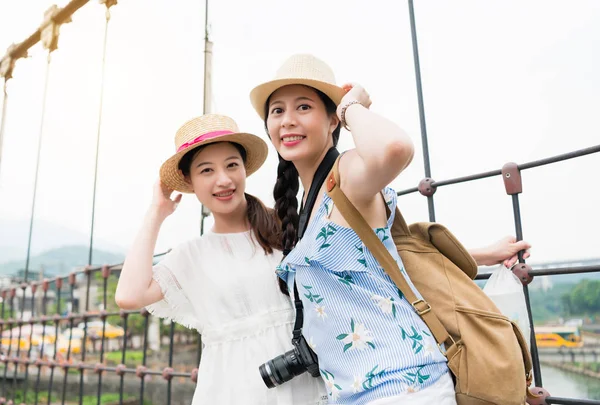 Meisjes poseren voor fotografie op brug — Stockfoto