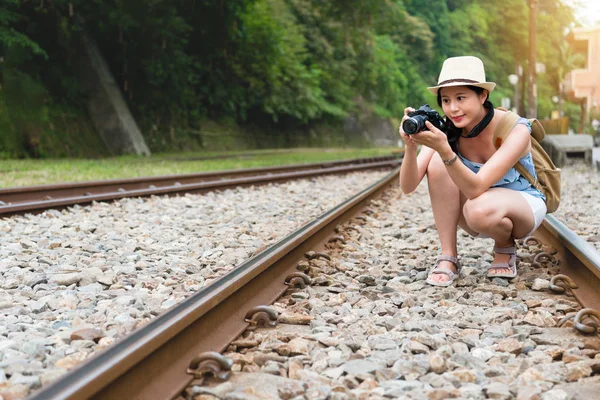 Κορίτσι λαμβάνοντας φωτογραφίες επί της σιδηροδρομικής γραμμής — Φωτογραφία Αρχείου