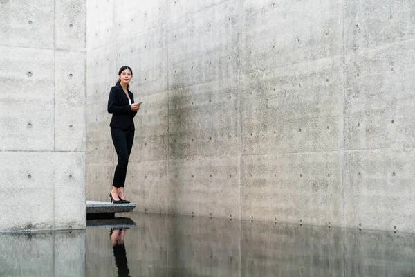 Mujer de negocios bonita con teléfono móvil —  Fotos de Stock