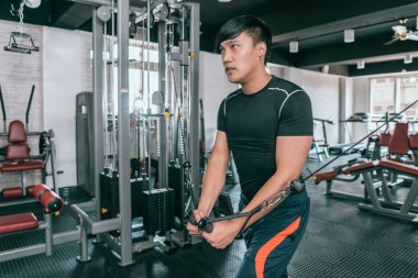 Kablo tel makine göğüs anında yapan erkek