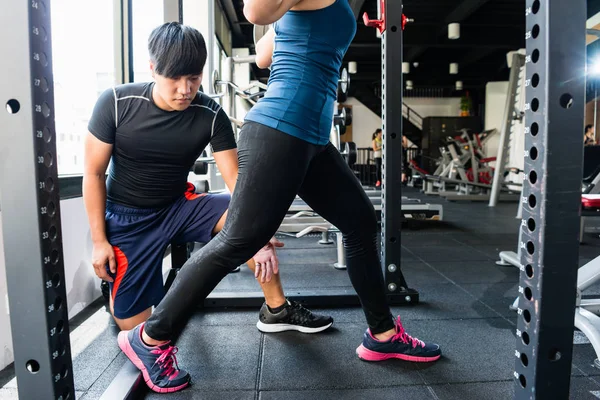 Mulher fazendo lunge com personal trainer — Fotografia de Stock