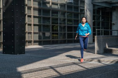 Fitness, koşu, egzersiz ve sağlıklı yaşam konsepti.