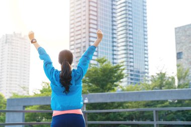 Kadın sağlanması egzersiz gol kutluyor.