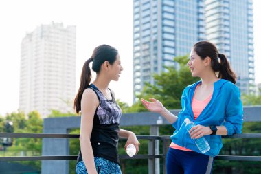 Şehir arka planda bir mola koşucu.