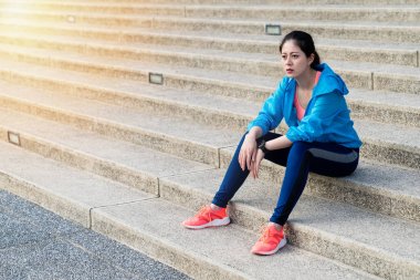 kadın atlet çalışan bir mola.