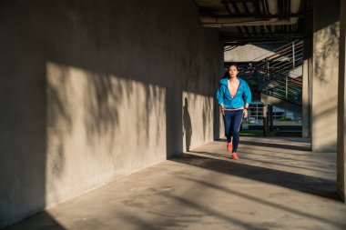 Kadın aktif egzersiz sokak açık. 