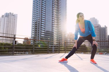 Şehirde kadının yapması germe egzersizleri.