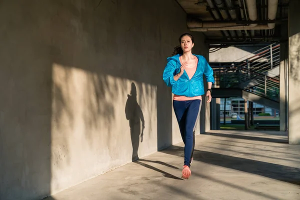 Kadın atlet boşaltmak ile çalışan.