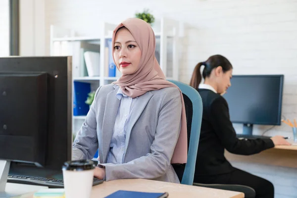 muslim businesswoman using a computer.