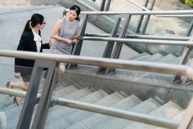 Üst katta yürüyüş hanım.