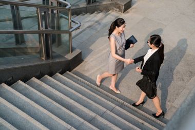 el sıkışan iş kadınları.