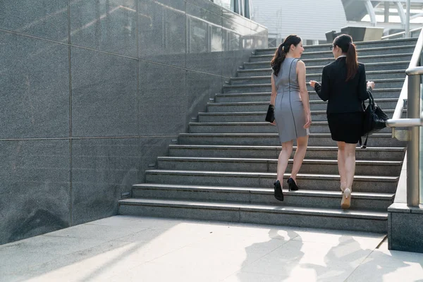 Mujeres de negocios caminando por la escalera . —  Fotos de Stock