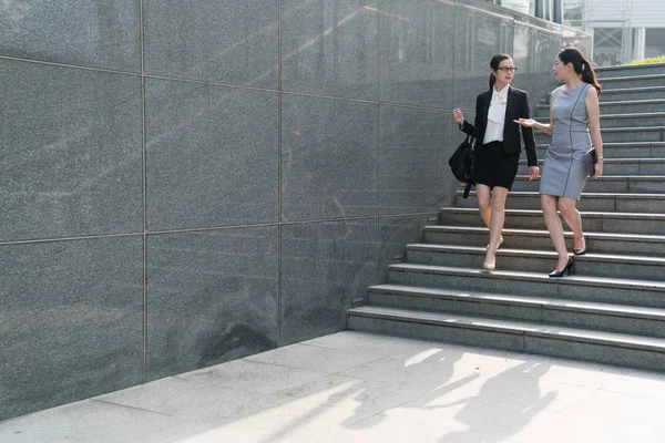 Mujeres de negocios caminando abajo . —  Fotos de Stock