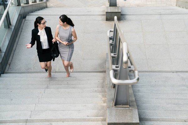 Женщины-бизнесмены представляют
.